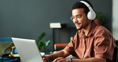 Persona con laptop y audifonos